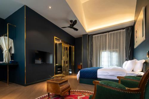 Moon and Chalice in Kunming Moon and Chalice in Kunming