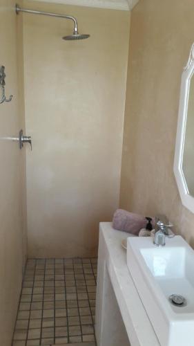 Baie, Kerkstraat 47 in Gansbaai Baie, Kerkstraat 47 in Gansbaai