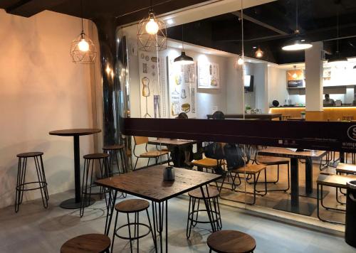 Bar/lounge, Yellow Bee Tanah Abang in Tanah Abang Bar/lounge, Yellow Bee Tanah Abang in Tanah Abang