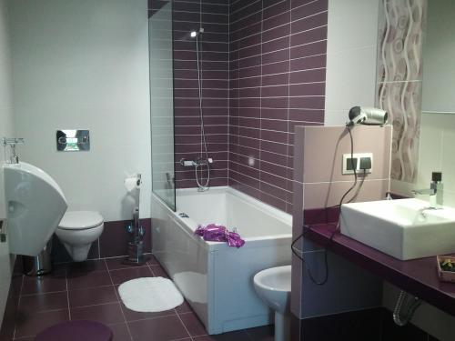 Zuhanyzó, Casa El lince de Granadilla AT-CC-00296, Norte provincia Caceres, WIFI, Parque infantil, HIDROMASAJE in Zarza de Granadilla Zuhanyzó, Casa El lince de Granadilla AT-CC-00296, Norte provincia Caceres, WIFI, Parque infantil, HIDROMASAJE in Zarza de Granadilla