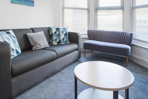 غرفة الضيوف, MyCityHaven - Stylish & Flexible Shirehampton Apartment in Avonmouth and Lawrence Weston غرفة الضيوف, MyCityHaven - Stylish & Flexible Shirehampton Apartment in Avonmouth and Lawrence Weston