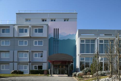 Вход, Hotel Mercure Annemasse Porte De Geneve in Гайард Вход, Hotel Mercure Annemasse Porte De Geneve in Гайард