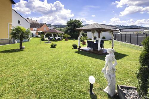 Garden, Gastehaus Edith, 4-Sterne fur 2 Personen in Trittenheim Garden, Gastehaus Edith, 4-Sterne fur 2 Personen in Trittenheim