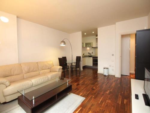 This photo about OYO Home Canary Wharf Apartments shared on HyHotel.com