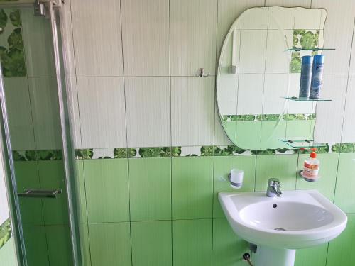 This photo about Hotel Nariman shared on HyHotel.com