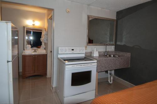 EXPRESS INN & SUITES CLEARWATER in Pinellas Park EXPRESS INN & SUITES CLEARWATER in Pinellas Park