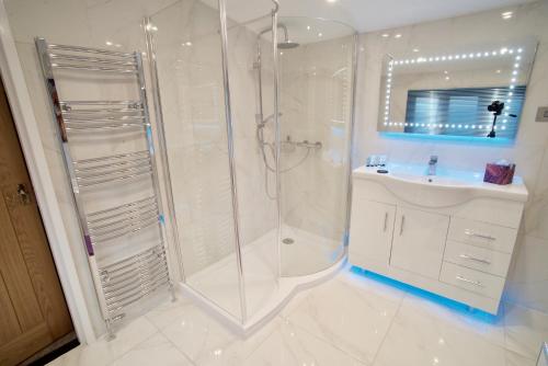 Koupelna, Luxurious Rural Cabin with Hot Tub in Worthing Koupelna, Luxurious Rural Cabin with Hot Tub in Worthing