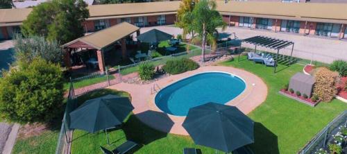 Exterior view, Statesman Motor Inn in Corowa Exterior view, Statesman Motor Inn in Corowa