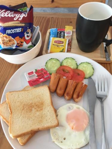 Mad og drikke, You In House URT Surathani Airport near Wat Phra Borommathat Chaiya Worawihan (tempel) Mad og drikke, You In House URT Surathani Airport near Wat Phra Borommathat Chaiya Worawihan (tempel)