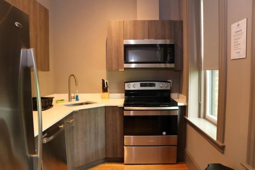 مطبخ, A Stylish Stay w/ a Queen Bed, Heated Floors.. #3 in Brookline مطبخ, A Stylish Stay w/ a Queen Bed, Heated Floors.. #3 in Brookline
