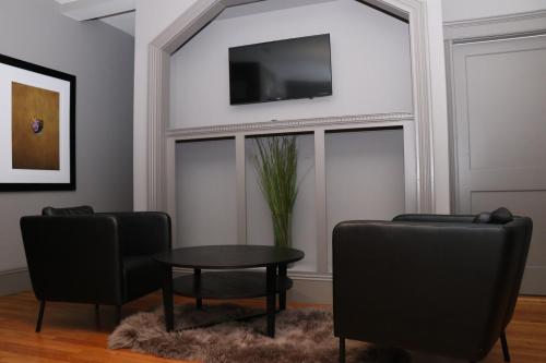 صالة مشتركة/ منطقة التلفزيون, A Stylish Stay w/ a Queen Bed, Heated Floors.. #3 in Brookline صالة مشتركة/ منطقة التلفزيون, A Stylish Stay w/ a Queen Bed, Heated Floors.. #3 in Brookline