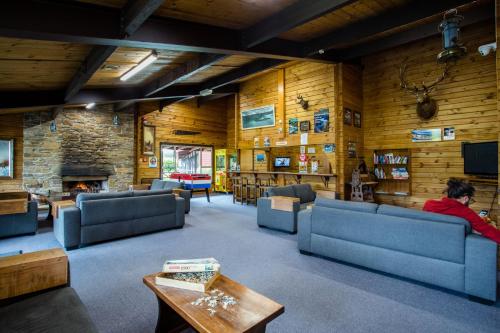 gedeelde lounge/tv-ruimte, Te Anau Top 10 Holiday Park in Te Anau gedeelde lounge/tv-ruimte, Te Anau Top 10 Holiday Park in Te Anau
