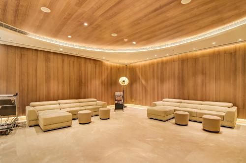 Előcsarnok, Vividus near Karnataka Chitrakala Parishat Előcsarnok, Vividus near Karnataka Chitrakala Parishat