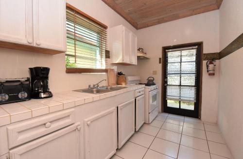 Kitchen, The Sugar Apple Lodging in Dunmore Town Kitchen, The Sugar Apple Lodging in Dunmore Town