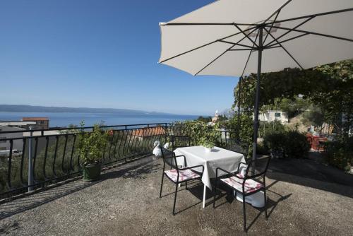 Hôtel Apartments with a parking space Brela, Makarska - 16603