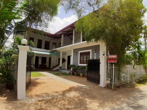Pintu masuk, Radha Tourist Home in Polonnaruwa Pintu masuk, Radha Tourist Home in Polonnaruwa