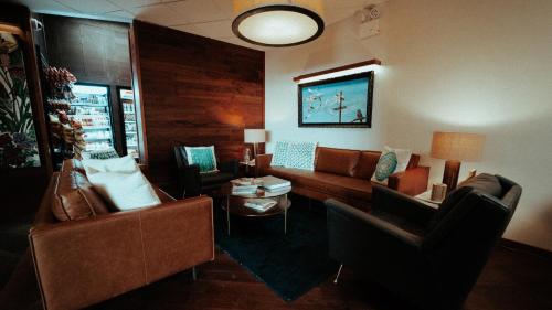 로비, 페더 팩토리 호텔 (Feather Factory Hotel) in 라과디아 공항 로비, 페더 팩토리 호텔 (Feather Factory Hotel) in 라과디아 공항