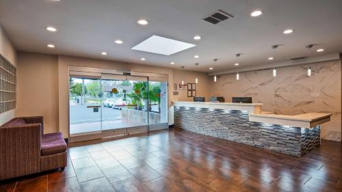 Előcsarnok, SureStay Plus Hotel by Best Western Sacramento Cal Expo in Woodlake Előcsarnok, SureStay Plus Hotel by Best Western Sacramento Cal Expo in Woodlake