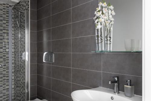 Bathroom, Wonderful Italy Suites in Syracuse Bathroom, Wonderful Italy Suites in Syracuse