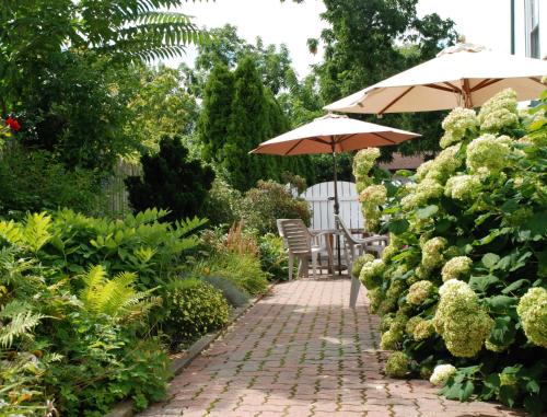 Garden, Moffat Inn in Niagara On The Lake (ON) Garden, Moffat Inn in Niagara On The Lake (ON)