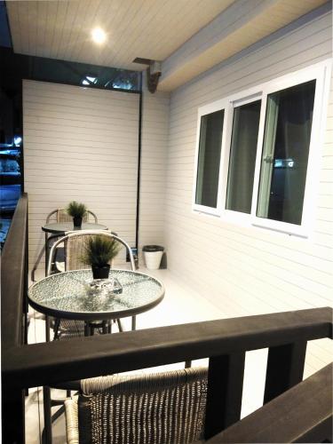 ระเบียง/ชานเรือน, สลีป วิธ มี แบงค็อก - บีทีเอส พระโขนง (Sleep with Me Bangkok - BTS Phra Khanong) near สถานีขนส่งเอกมัย ระเบียง/ชานเรือน, สลีป วิธ มี แบงค็อก - บีทีเอส พระโขนง (Sleep with Me Bangkok - BTS Phra Khanong) near สถานีขนส่งเอกมัย