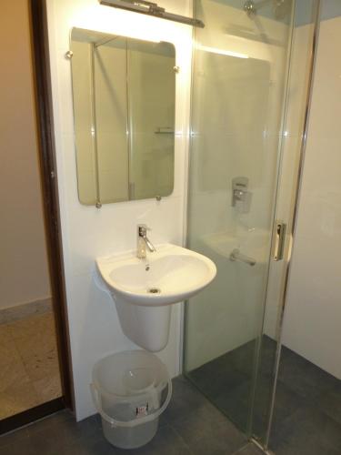 Łazienka, Sreeparthi Hotel in Puttaparthi Łazienka, Sreeparthi Hotel in Puttaparthi