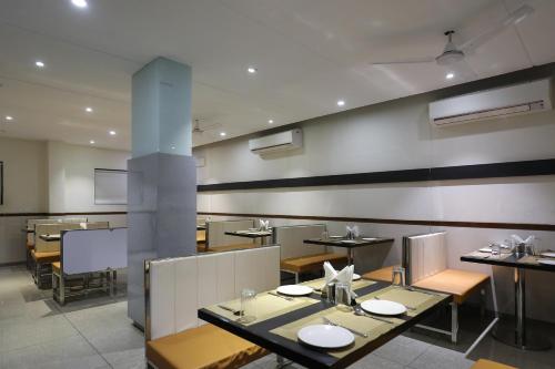 อาหารและเครื่องดื่ม, โรงแรมอัศไรย อินน์ เอ็กซ์เพรส (Hotel Ashray Inn Express) near สนามบินนานาชาติสรทารวัลลภภัย ปาเตล อาหารและเครื่องดื่ม, โรงแรมอัศไรย อินน์ เอ็กซ์เพรส (Hotel Ashray Inn Express) near สนามบินนานาชาติสรทารวัลลภภัย ปาเตล