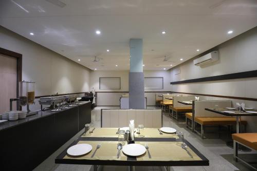 Restaurant, Hotel Ashray Inn Express in Ahmedabad Restaurant, Hotel Ashray Inn Express in Ahmedabad