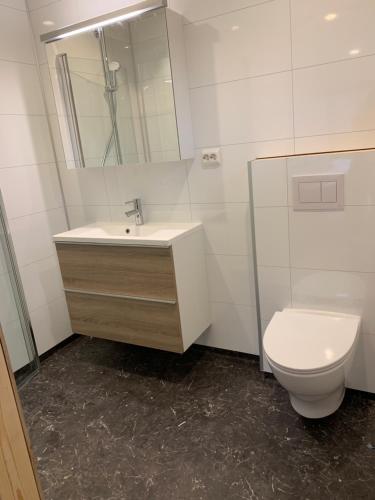 חדר אמבטיה, Øvstefjellså Gård &Aktivitet Senter (Øvstefjellsa Gard &Aktivitet Senter) in פלקפיורד חדר אמבטיה, Øvstefjellså Gård &Aktivitet Senter (Øvstefjellsa Gard &Aktivitet Senter) in פלקפיורד