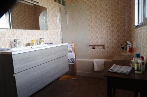 Bathroom, B&B La Maison de L'Aubette in Magny-en-Vexin Bathroom, B&B La Maison de L'Aubette in Magny-en-Vexin