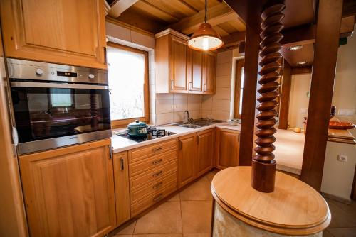 кухня, Holiday Home Mirt with HotTub & Sauna in Бизелско кухня, Holiday Home Mirt with HotTub & Sauna in Бизелско