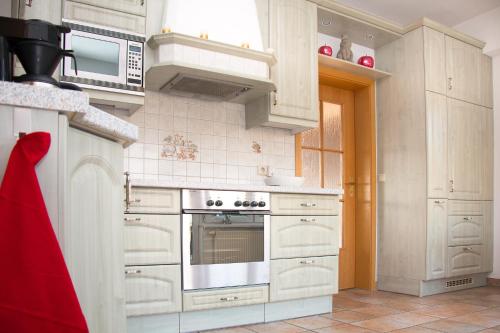 Konyha, Ferienwohnung Falkenblick OG im FH Falkenhöhe (Ferienwohnung Falkenblick OG im FH Falkenhohe) in Meuselbach - Schwarzmuhle Konyha, Ferienwohnung Falkenblick OG im FH Falkenhöhe (Ferienwohnung Falkenblick OG im FH Falkenhohe) in Meuselbach - Schwarzmuhle