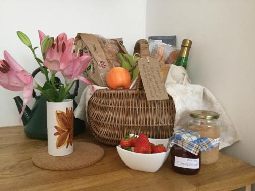 Food and beverages, Tiny Home cabin Eilidh in Cowes South and Northwood Food and beverages, Tiny Home cabin Eilidh in Cowes South and Northwood