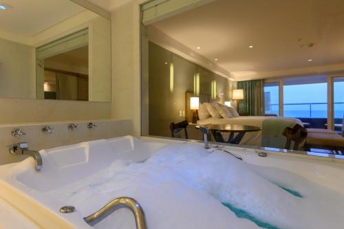 Vogal Luxury Beach Hotel & SPA - image 2
