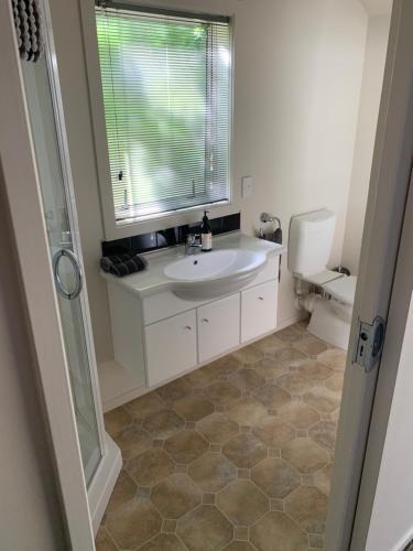 Bathroom, Blair Athol Accommodation in Balclutha Bathroom, Blair Athol Accommodation in Balclutha