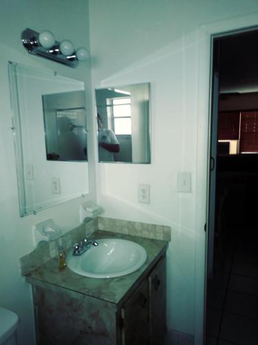 Newly Furnished Large, Clean, Quiet Private Unit in 라우더힐 Newly Furnished Large, Clean, Quiet Private Unit in 라우더힐