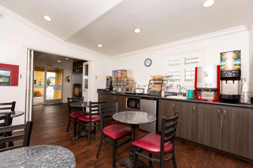 Comida y bebida, SureStay Hotel by Best Western Seaside Monterey in Seaside Comida y bebida, SureStay Hotel by Best Western Seaside Monterey in Seaside