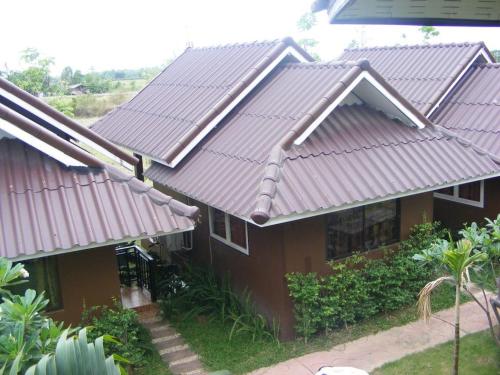 This photo about ร่มไม้สายธาร(Rommaisaitharn Resort) shared on HyHotel.com