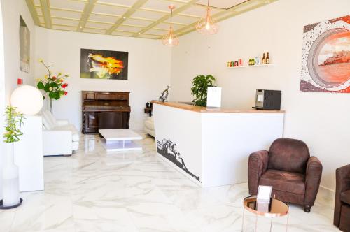 Bar/ Salón, Hotel les Arbousiers in Calvi Bar/ Salón, Hotel les Arbousiers in Calvi