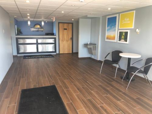 Előcsarnok, Days Inn by Wyndham Grove City Columbus South in Grove City (Ohio) Előcsarnok, Days Inn by Wyndham Grove City Columbus South in Grove City (Ohio)