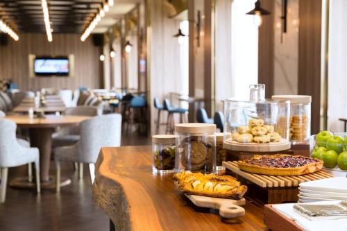 Bar/lounge, JEN Singapore Tanglin by Shangri-La near Queenstown MRT Station Bar/lounge, JEN Singapore Tanglin by Shangri-La near Queenstown MRT Station
