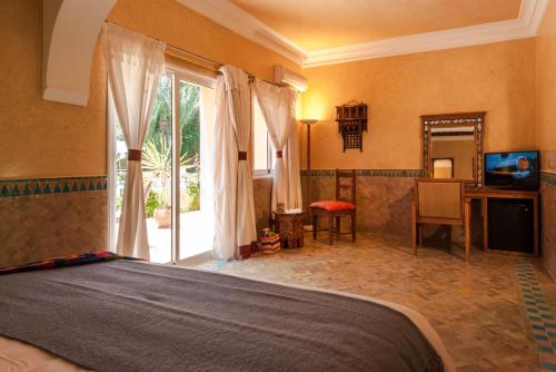 Double room in a charming villa in the heart of Marrakech palm grove - image 4
