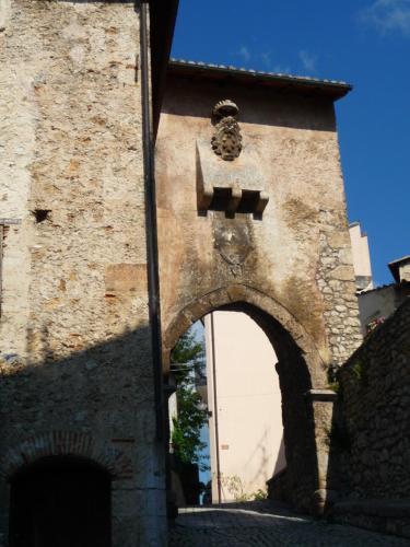 La Bifora e Le Lune Vico sotto gli archi 5 in Santo Stefano di Sessanio La Bifora e Le Lune Vico sotto gli archi 5 in Santo Stefano di Sessanio