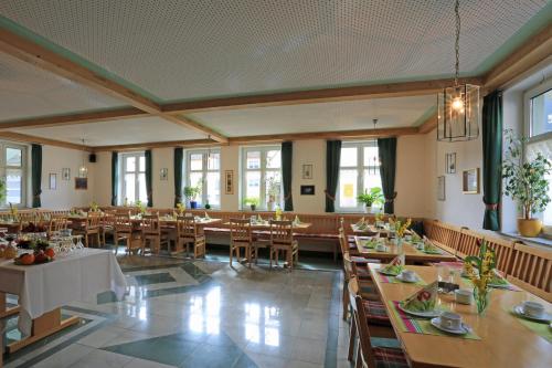 Létesítmények, Weinstube Schwalbennest in Karlstadt Létesítmények, Weinstube Schwalbennest in Karlstadt
