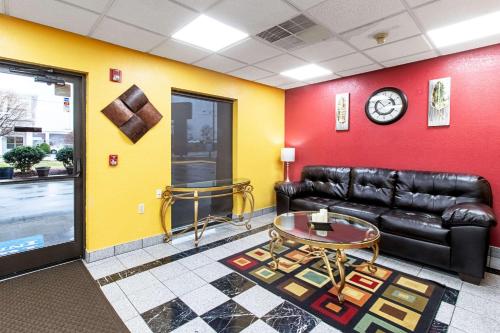 大堂, Quality Inn & Suites in 迪生 (TN) 大堂, Quality Inn & Suites in 迪生 (TN)