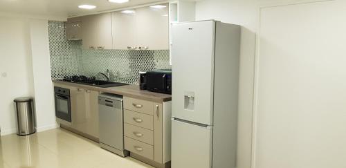 Cocina, Appartement proche CDG-Parc expositions-Paris-Astérix-Disney (100m2 2 chambres 8 personnes - Grand parking et terrasse privee - Proche CDG-Parc expositions-Paris-) in Villepinte Cocina, Appartement proche CDG-Parc expositions-Paris-Astérix-Disney (100m2 2 chambres 8 personnes - Grand parking et terrasse privee - Proche CDG-Parc expositions-Paris-) in Villepinte