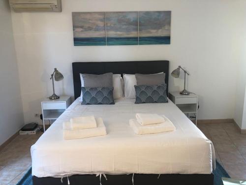 Luminous, street view studio, excellent location