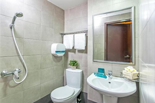 Bathroom, Hotel 81 Balestier (SG Clean Certified and Staycation Approved) in Novena Bathroom, Hotel 81 Balestier (SG Clean Certified and Staycation Approved) in Novena