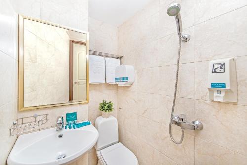 Bathroom, Hotel 81 Chinatown (SG Clean Certified and Staycation Approved) in Chinatown Bathroom, Hotel 81 Chinatown (SG Clean Certified and Staycation Approved) in Chinatown