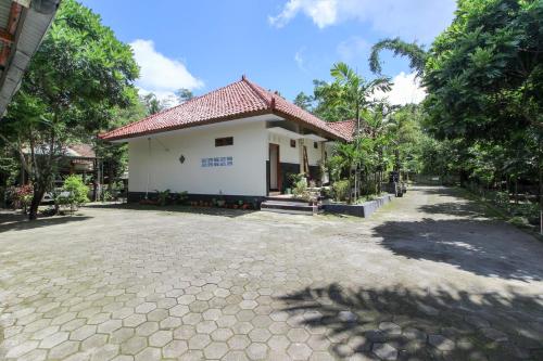 Entrance, RedDoorz near Museum Gunung Merapi in Kaliurang Entrance, RedDoorz near Museum Gunung Merapi in Kaliurang